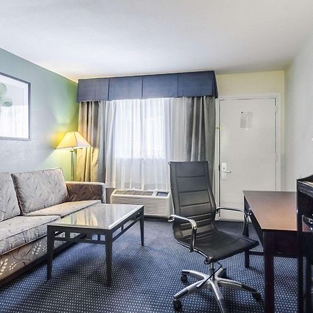 Rodeway Inn & Suites Williamsburg Central Екстериор снимка