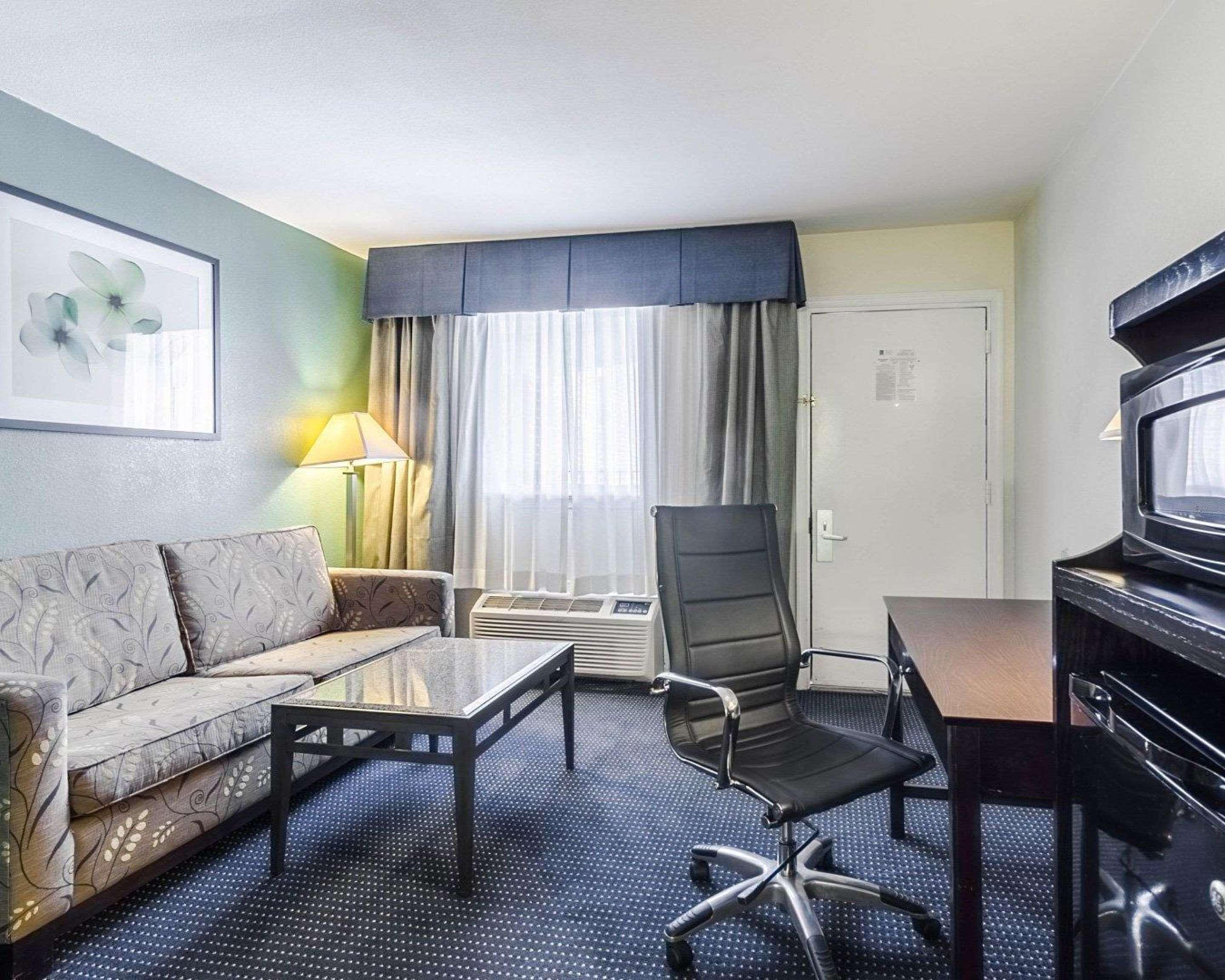 Rodeway Inn & Suites Williamsburg Central Екстериор снимка