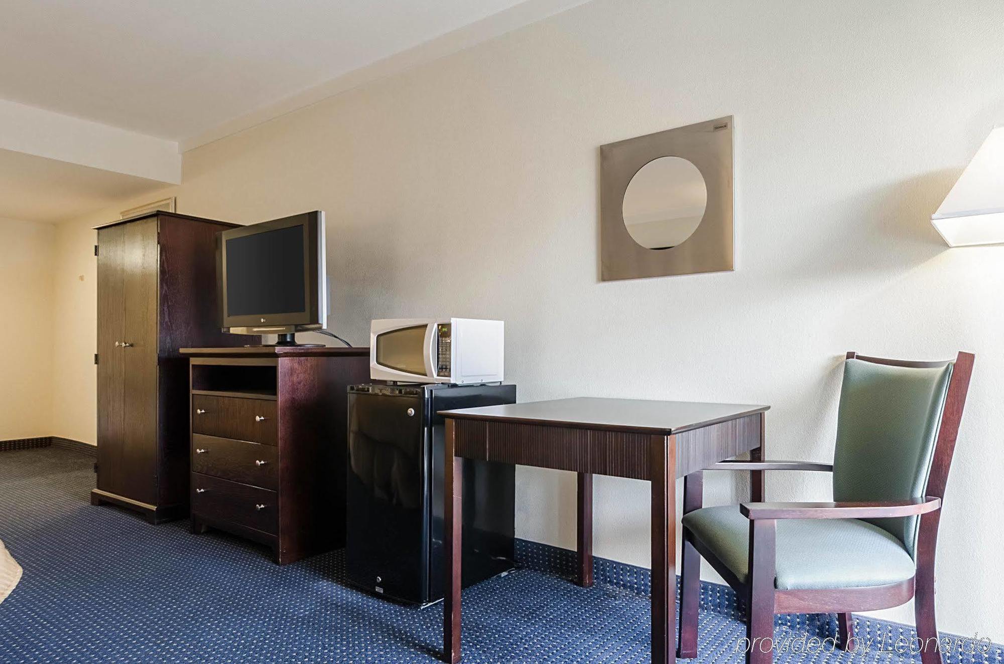 Rodeway Inn & Suites Williamsburg Central Екстериор снимка