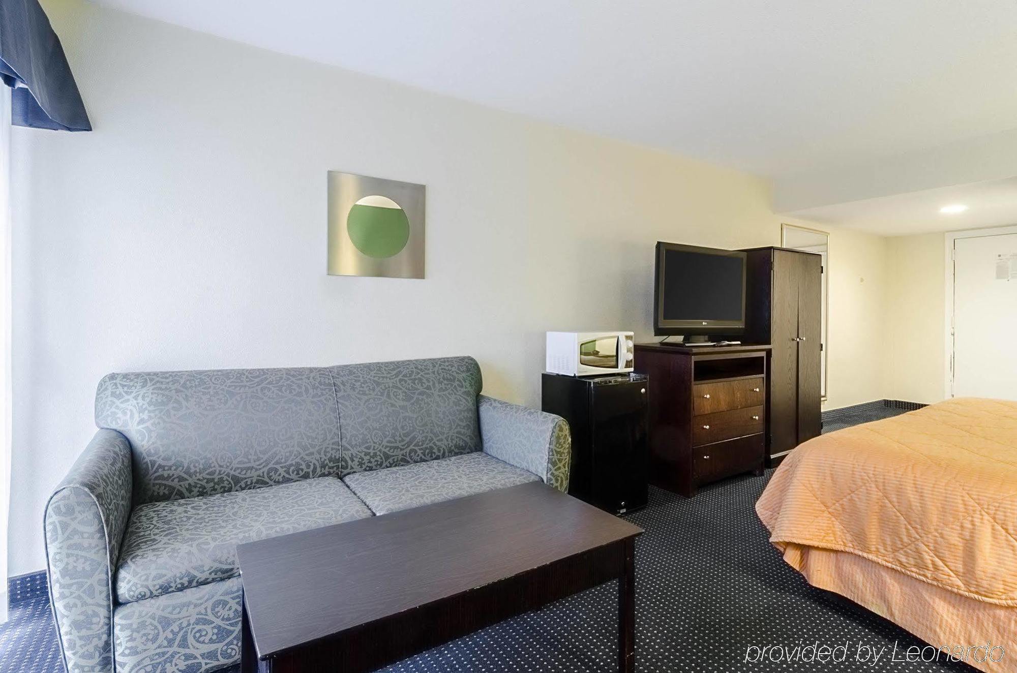 Rodeway Inn & Suites Williamsburg Central Екстериор снимка